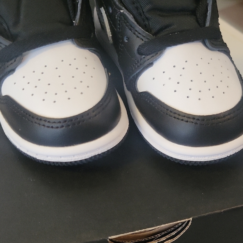 Nike Kids' Air Jordan 1 Retro High OG Black/White Shoes - Picture 5 of 6